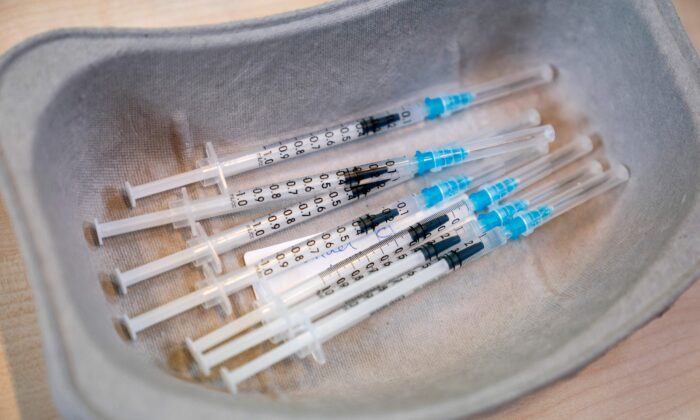 Jeringas que contienen vacunas anti-COVID de Pfizer-BioNTech, en Dinamarca, en una imagen de archivo de 2021. (Claus Fisker/Ritzau Scanpix/AFP vía Getty Images)