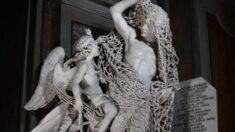 Estatua del siglo XVIII con una delicada red fue tallada en una sola losa de mármol: vea los detalles