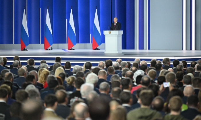 El presidente ruso Vladimir Putin da su discurso anual sobre el estado de la nación en el centro de conferencias
Gostiny Dvor en Moscú, el 21 de febrero de 2023. (RAMIL SITDIKOV/SPUTNIK/AFP via Getty Images)