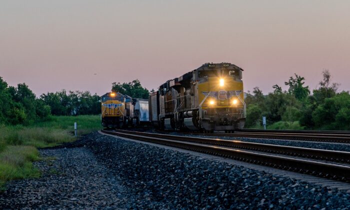 Tren de mercancía atraviesa Houston el 14 de septiembre de 2022. (Brandon Bell/Getty Images)