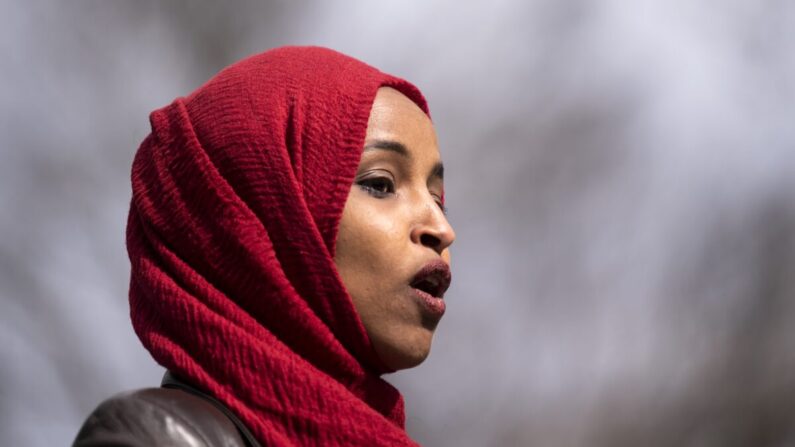 La representante demócrata Ilhan Omar habla en Brooklyn Center, Minnesota, el 20 de abril de 2021. (Stephen Maturen/Getty Images)
