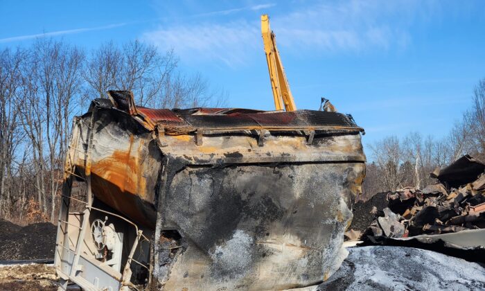 Los restos de los vagones de carga, del tren Norfolk Southern Railroad, esparcidos por las vías en East Palestine, Ohio, el 14 de febrero de 2023. (Jeff Louderback/The Epoch Times)
