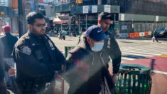 Arrestan a un hombre de Nueva York por agredir a practicante de Falun Gong