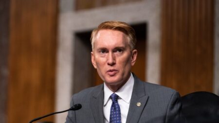 Senador Lankford pide a Blinken que «arroje luz» sobre las atrocidades del PCCh en su viaje a Beijing