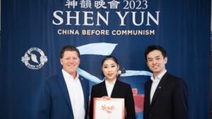 Senador estatal queda impresionado con el mensaje de libertad de expresión de Shen Yun