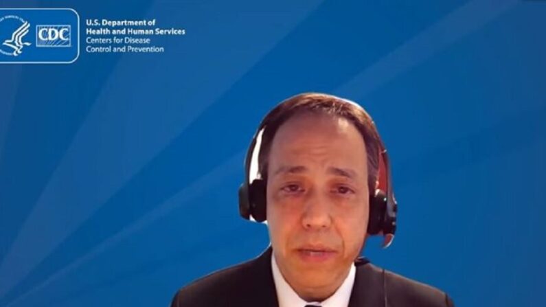 En esta imagen de vídeo, el Dr. Tom Shimabukuro, de los CDC, habla durante una reunión virtual el 26 de enero de 2023. (FDA vía The Epoch Times)