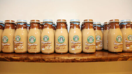 Retiran del mercado 300,000 botellas de Starbucks Frappuccino por «objetos extraños»
