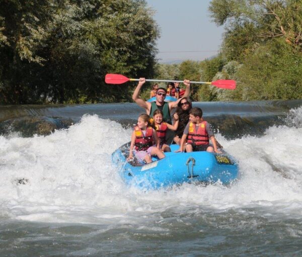 El kayak y el rafting son parte de enseñar a los jóvenes a tomar riesgos saludables. (Foto cortesía de Kfar Blum)