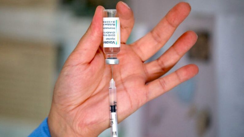 Una dosis de la vacuna Vaxzevria AstraZeneca en una foto de archivo sin fecha. (Louai Beshara/AFP vía Getty Images)