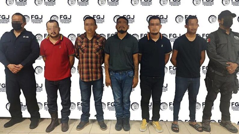 Fotografía cedida por la Fiscalía de Tamaulipas donde se observa a cinco presuntos implicados en el secuestro de 4 estadounidenses y el asesinato de dos de ellos, en el municipio de Matamoros, en Tamaulipas (México). EFE/ Fiscalía de Tamaulipas