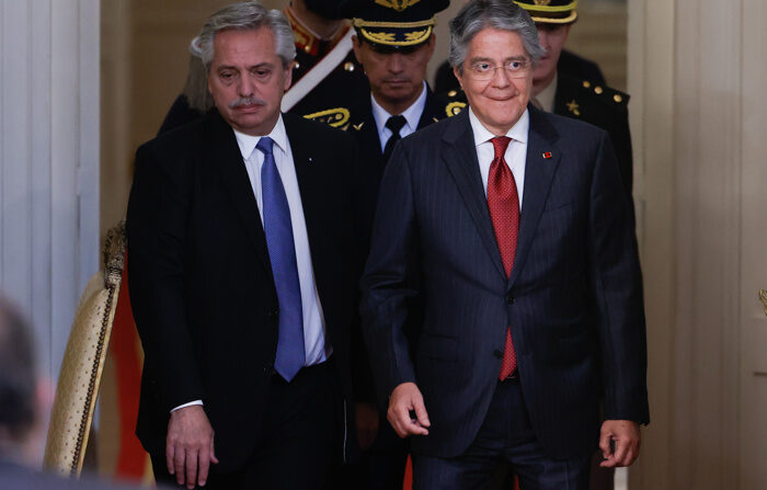 El presidente de Argentina, Alberto Fernández (Izq.), camina junto a su homólogo de Ecuador, Guillermo Lasso (Der.), en una fotografía de archivo. EFE/Juan Ignacio Roncoroni