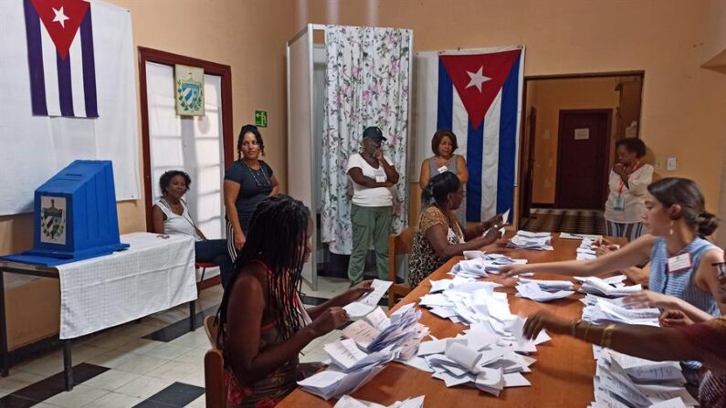Integrantes de una mesa electoral realizan el conteo de votos, al cierre de la jornada electoral, el 26 de  marzo de 2023 en La Habana (Cuba). EFE/Ernesto Mastrascusa