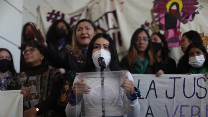 La saxofonista mexicana María Elena Ríos (c) víctima de ataque con ácido habla durante una manifestación en la Asamblea Legislativa en Ciudad de México (México). Imagen de archivo. EFE/Sáshenka Gutiérrez