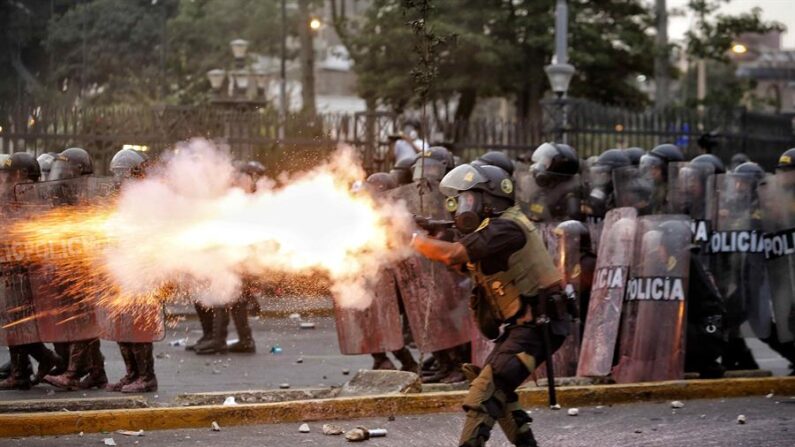 Miembros de la Policía enfrentan a manifestantes durante una jornada de protestas antigubernamentales que exigen la renuncia de la presidenta Dina Boluarte, entre otras demandas, el 28 de enero de 2023, en Lima (Perú). EFE/Antonio Melgarejo
