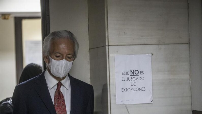 El periodista José Rubén Zamora acude a la Torre de Tribunales a espera de la audiencia en un caso en su contra por obstrucción a la justicia, el 28 de febrero de 2023, en Ciudad de Guatemala (Guatemala). EFE/Esteban Biba