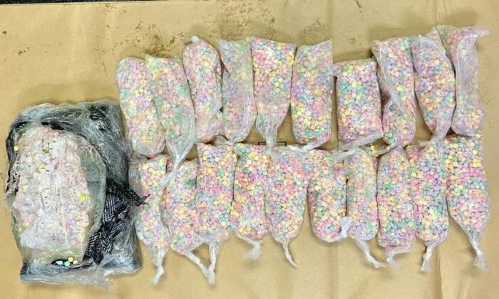 La policía de Costa Mesa confisca tres bolsas grandes de fentanilo que contenían bolsas distribuibles más pequeñas en Costa Mesa, California, el 24 de enero de 2023. (Cortesía del Departamento de Policía de Costa Mesa)