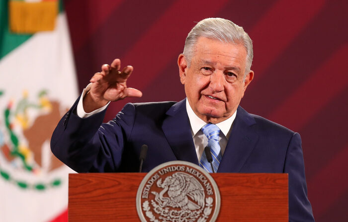 El presidente de México, Andrés Manuel López Obrador, habla durante su conferencia de prensa matutina en el Palacio Nacional de Ciudad de México, México. Imagen de archivo. EFE/ Isaac Esquivel