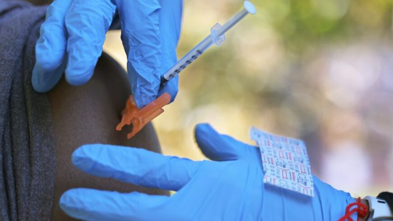 Una persona recibe la vacuna contra el COVID-19, en Nueva York, el 21 de octubre de 2021. (Michael M. Santiago/Getty Images)