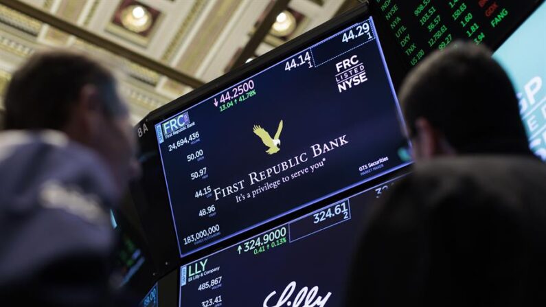 En la imagen un registro de archivo de un par de corredores de bolsa al observar los resultados bursátiles del banco First Republic en una pantalla de Wall Street. EFE/Justin Lane