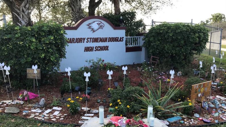 Fotografía de archivo del 11 de febrero de 2021 donde se aprecia la placa de entrada de la escuela secundaria Marjory Stoneman Douglas, en Parkland, Florida (EE.UU.). EFE/ Ana Mengotti