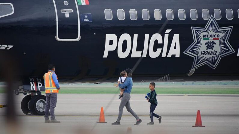 Un grupo de migrantes hondureños que hacía parte de la caravana rumbo a EE.UU. llega en un avión de la policía mexicana para su deportación, en una fotografía de archivo. EFE/José Valle