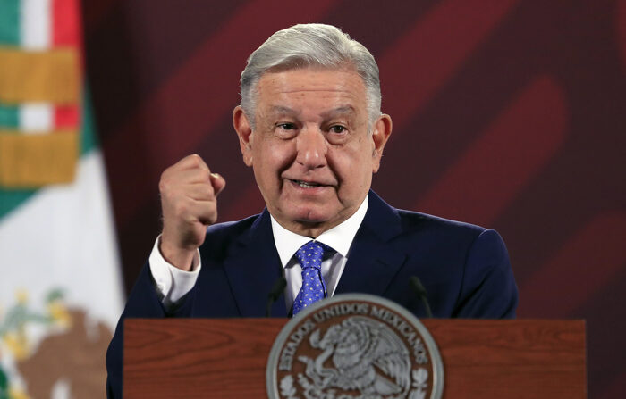 El presidente de México, Andrés Manuel López Obrador, habla durante su conferencia de prensa matutina en el Palacio Nacional, en Ciudad de México, México, el 6 de marzo del 2023. EFE/Mario Guzmán
