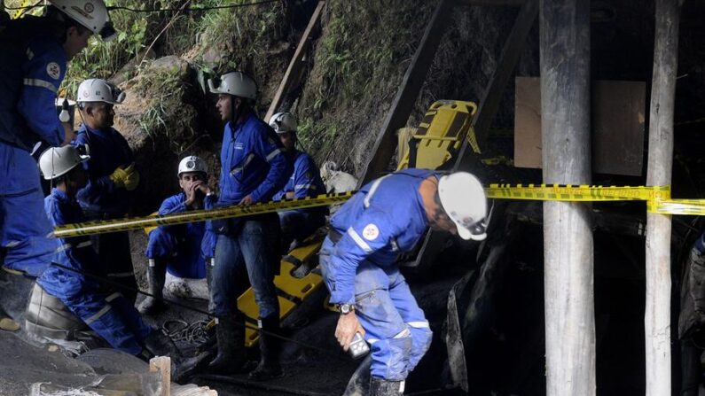 Un registro de archivo de otro operativo de rescate en una mina de carbón en Colombia. EFE/Luis Noriega
