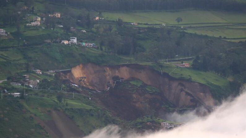Vista general este lunes, 27 de marzo de 2023, de un deslizamiento de tierra en Alausí (Ecuador). EFE/José Jácome