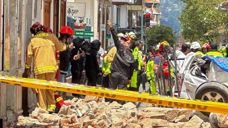 Personas observan los daños ocasionados por el sismo de magnitud 6.5 en la escala abierta de Richter el 18 de marzo de 2023, en la ciudad de Cuenca (Ecuador). EFE/Robert Puglla