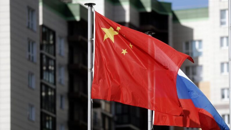 Banderas nacionales rusa y china ondean en el distrito de negocios ruso-chino 'Greenwood' en Moscú, Rusia, 20 de marzo de 2023. (EFE/EPA/MAXIM SHIPENKOV)
