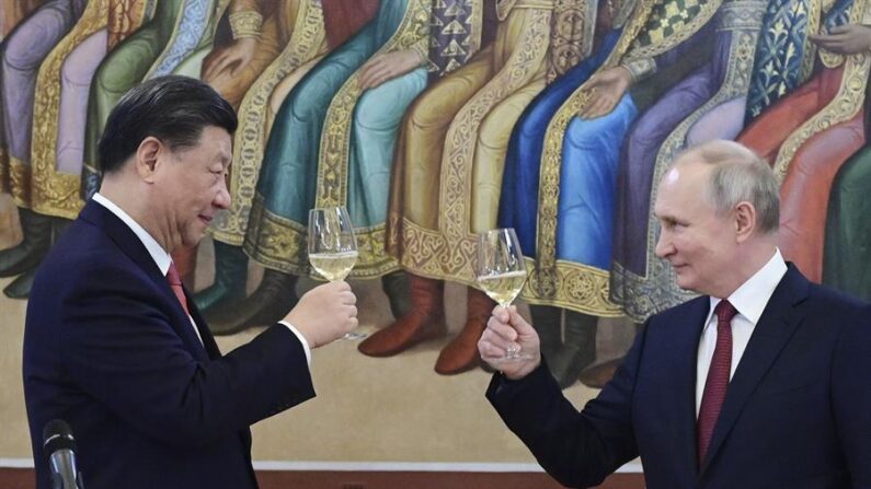 El presidente chino, Xi Jinping (izq.), y el presidente ruso, Vladímir Putin (der.), brindan en una recepción en la Cámara Facetada del Kremlin, en Moscú, Rusia, el 21 de marzo de 2023. (EFE/EPA/Pavel Byrkin/Sputnik/Kremlin Pool)