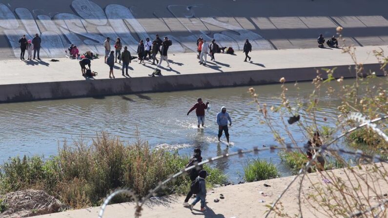 Fotografía de archivo tomada desde la valla fronteriza de El Paso, Texas, de migrantes cruzando el río en la zona de Ciudad Juárez, México. (EFE/Octavio Guzmán)