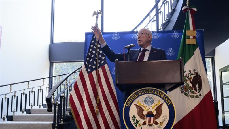 El embajador de Estados Unidos en México, Ken Salazar, habla durante una rueda de prensa el 10 de marzo de 2023 en Ciudad de México (México). EFE/ José Méndez