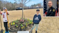 Niños pasan el fin de semana plantando flores en monumento de un oficial que murió en servicio