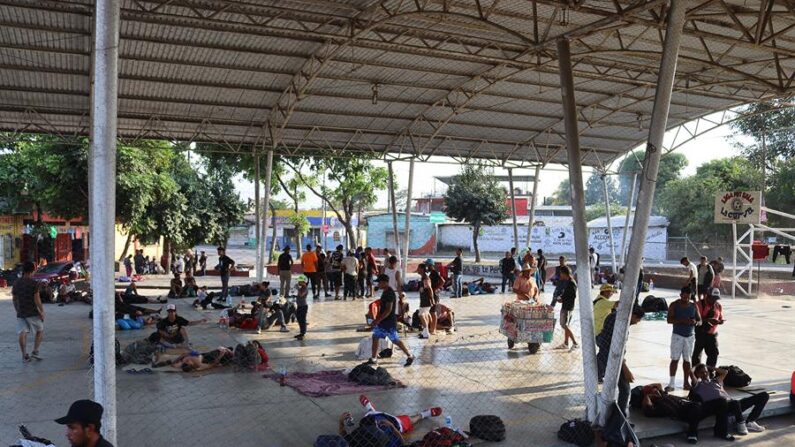 Migrantes de diversas nacionalidades permanecen en un deportivo, en el municipio de Huixtla, estado de Chiapas, México. (EFE/Juan Manuel Blanco)
