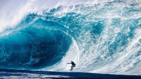 Fotógrafo de surf capta la imponente belleza y fuerza de olas gigantes que pueden acabar con la vida