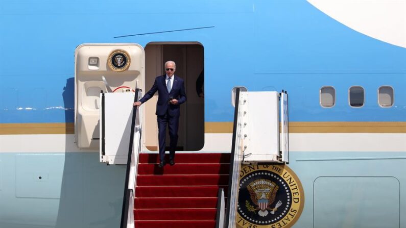 El presidente de EE.UU., Joe Biden, desciende del Air Force One, en una fotografía de archivo. EFE/Abir Sultan
