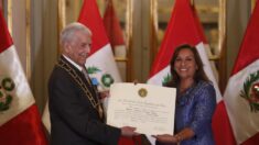 Vargas Llosa recibió máxima distinción en Perú y respaldó a la presidenta Boluarte