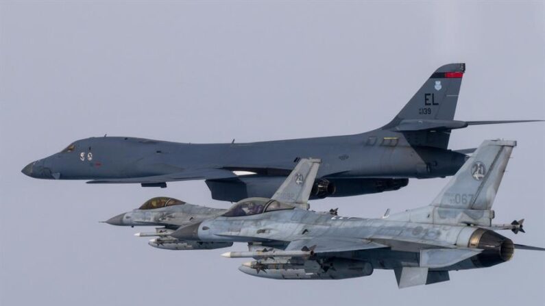 Ejercicio conjunto de aviones de combate F-15K y KF-16 de Corea del Sur y un bombardero estratégico B-1B de Estados Unidos. EFE/EPA/South Korean Defense Ministry