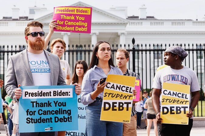 Deudores de préstamos estudiantiles celebran una concentración frente a la Casa Blanca para celebrar la intención del presidente Joe Biden de cancelar la deuda estudiantil, que posteriormente fue bloqueada por la Corte Suprema el 24 de agosto de 2022. (Paul Morigi/Getty Images para We the 45m)