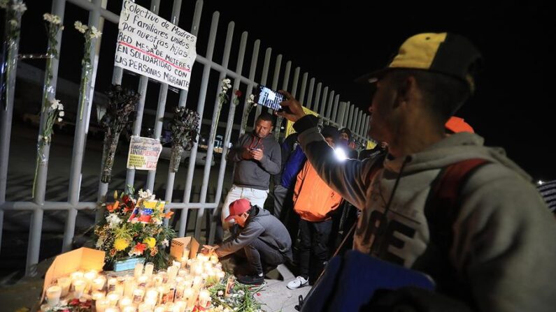 Un grupo de migrantes y familiares de personas fallecidas por un incendio realizan una vigilia en memoria de las 40 víctimas, frente al Instituto Nacional de Migración (INM), en Ciudad Juárez, en el estado de Chihuahua (México). EFE/Luis Torres
