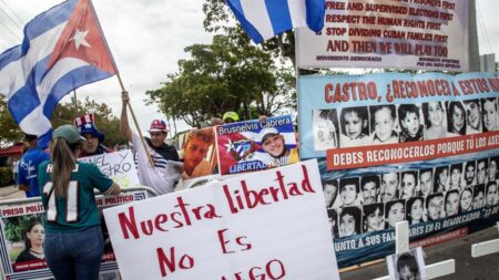 Manifestación por la libertad de Cuba antecede semifinal de béisbol entre EE.UU. y Cuba