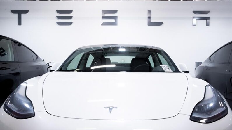 Tesla ha rebajado los precios en Estados Unidos de sus dos vehículos más caros, el Model X y el Model S, para incentivar la demanda y ante el aumento de la competencia en el sector. EFE/EPA/Michael Reynolds/Archivo