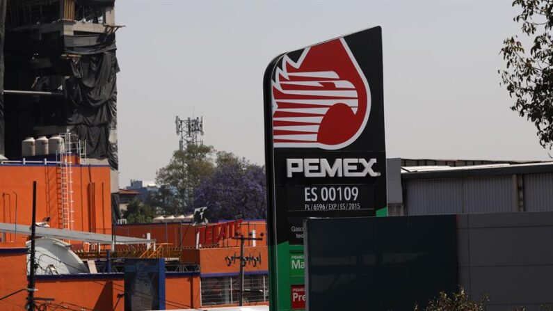 Fotografía de archivo que muestra una gasolinera de Petróleos Mexicanos en Ciudad de México (México). EFE/ Sashenka Gutiérrez