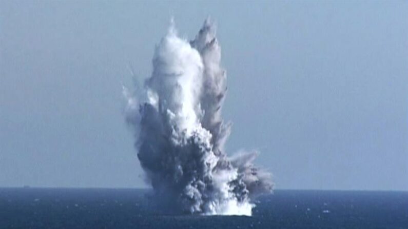 Una foto difundida por la Agencia Central de Noticias de Corea del Norte (KCNA) muestra la prueba del dron de ataque nuclear submarino en las aguas de la costa del condado de Riwon, Corea del Norte, el 21 de marzo de 2023. EFE/EPA/KCNA