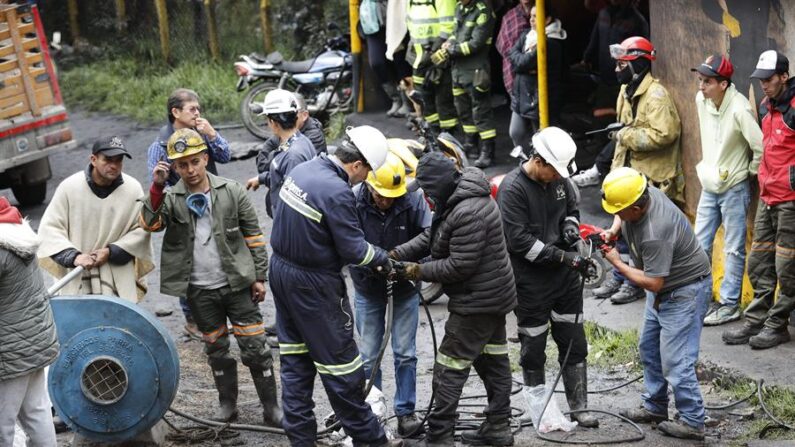 Decenas de personas fueron registradas este miércoles, 15 de marzo, al ayudar en las labores de rescate de una veintena de mineros atrapados en un socavón de carbón, donde ocurrió una explosión, en Sutatausa (Colombia). EFE/Mauricio Dueñas