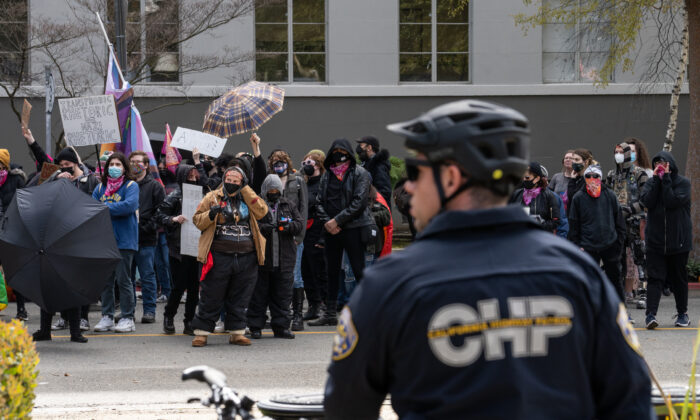 Activistas de Antifa se reúnen en el edificio del Capitolio del Estado de California en protesta por el Día de la Concientización  sobre la Detransición, en Sacramento, California, el 10 de marzo de 2023. (John Fredricks/The Epoch Times)
