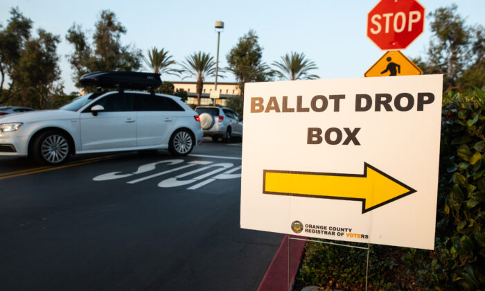 Un letrero indica la zona de ubicación de las urnas en Newport Beach, California, el 12 de octubre de 2022. (John Fredricks/The Epoch Times)
