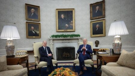 Biden y el canciller alemán, Scholz, prometen apoyar a Ucrania “mientras sea necesario”