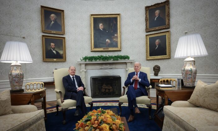 El presidente Joe Biden se reúne con el canciller alemán Olaf Scholz en la Oficina Oval de la Casa Blanca, el 3 de marzo de 2023. (Win McNamee/Getty Images)
